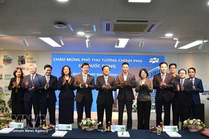 9月8日，越南政府副总理胡国勇走访FPT韩国办事处并与办公室领导代表举行了工作会谈。图自越通社