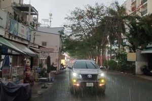 预报胡志明市将出现大雨和潮汛高涨。图：明海