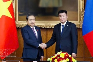 越南国会主席陈青敏与蒙古国家大呼拉尔主席桑达格·宾巴朝格特合影。图自越通社