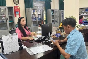 劳动者在胡志明市顺化就业服务中心应聘。图自越通社