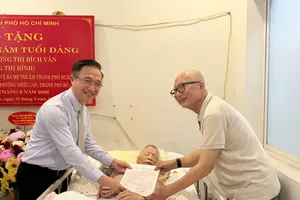 邓明通同志向张氏碧云同志家属颁授80年党龄纪念章的《决定》。