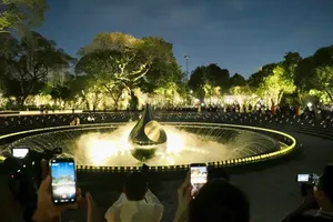 "水滴下落”纪念碑广场区域。图: 黄雄