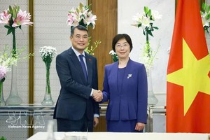 黎明兴总理和亚洲基础设施投资银行（AIIB）行长邹加怡。图自越通社