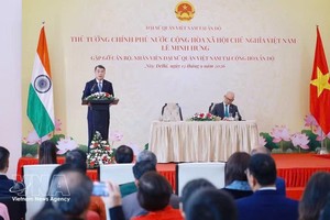 黎明兴总理在会见中发表讲话。图自越通社