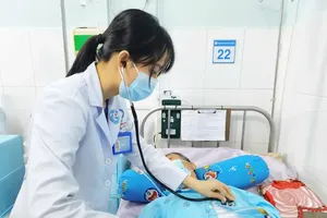 医生正在查视罹患出血性脑卒中的73岁患者。