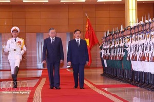 越南党中央总书记、国家主席苏林与泰国王玛哈·哇集拉隆功检阅越南人民军仪仗队。图自越通社