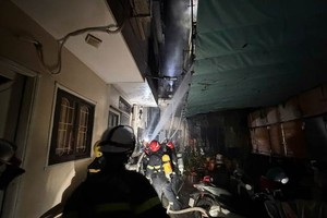 警察力量靠近火灾现场时刻。图:公安机关提供