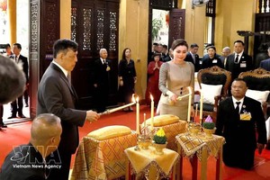 玛哈·哇集拉隆功国王和王后举行烛光仪式。图自越通社