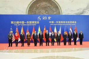 越南政府常务副总理范家足（左五）与东盟各国和中国代表团团长合影。图自越通社