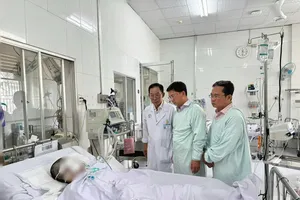 阮孟强同志看望慰问正在大水镬医院接受治疗的受害者。