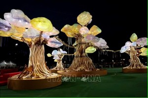 南京著名的4组秦淮花灯由33位资深艺人制作，以高达8米、灵感源自香港大榕树的主灯组“树影流光”最为突出。图源：越通社
