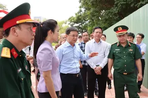 胡志明市人委会副主席阮孟强在视察中交流并指导准备工作。图:黄潮
