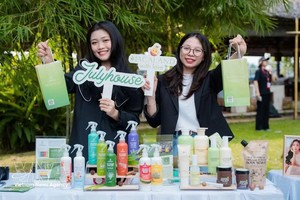 在胡志明市一家企业的一场直播。图自越通社