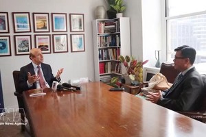 美国外交政策协会主席兼首席执行官诺尔·拉蒂夫接受越通社记者的采访。图自越通社
