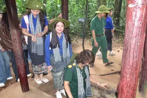 越南家庭与国际留学生参观古芝地道历史遗迹区。