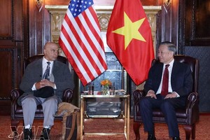 越南党中央总书记、国家主席苏林会见美国共产党联合主席乔·西姆斯。图片来源：越通社