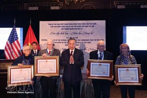 越南党中央总书记、国家主席苏林向美国友人授予、追授友谊勋章。图：越通社