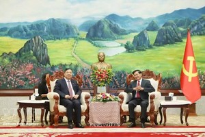 老挝人民革命党中央总书记、国家主席通伦·西苏里会见越南政府常务副总理范家足。图自越通社