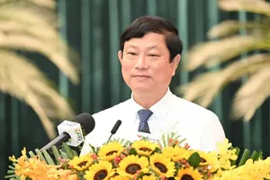  胡志明市人民议会主席武文明致闭幕词。图 : 越勇