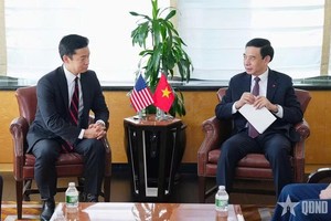 越南政府副总理、国防部长潘文江大将会见美国战争部助理部长约翰·诺。图自越通社