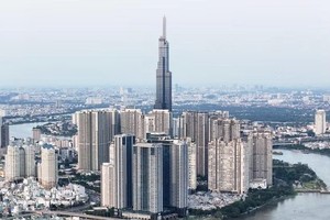 胡志明市中心附近西贡河畔的高端公寓综合体。图自越通社