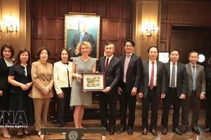 越南财政部工作代表团和国际风险评级公司穆迪（Moody’s）国家风险组副主席兼高级分析师Elisa Parisi-Capone女士合影。图自越通社