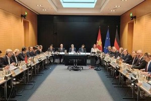 越南建设部工作代表团与德国相关主管机关及企业举行工作会议。图：越通社发