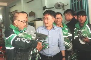 代表团向特别困难的业团会员及在救援救难工作中表现积极的会员赠送20份礼物。图 : 红桃