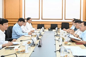 武文明同志主持会议。图:越勇
