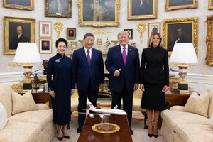 当地时间9月24日上午，美国总统特朗普在白宫举行隆重仪式，热烈欢迎中国国家主席习近平对美国进行国事访问。欢迎仪式结束后，两国元首夫妇移步白宫椭圆形办公室，进行亲切友好的交流。新华社记者: 谢环驰