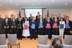 EQuest教育集团、EQuest Capital和渣打银行（纽约分行）签署合作协议。图: 胡志明市越南国际金融中心