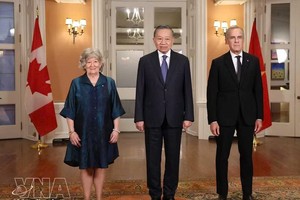 越南党中央总书记、国家主席苏林和加拿大总督路易丝·阿伯、总理马克·卡尼合影。图自越通社