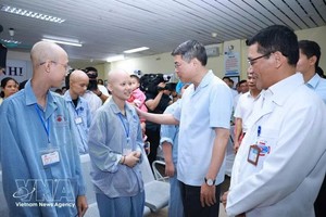 政府总理黎明兴走访慰问K医院新潮院区并向患儿赠送礼物。图自越通社