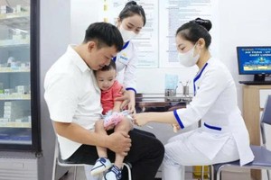 医务人员为儿童接种手足口病疫苗。（图自VNVC）