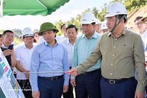 范家足副总理指导加快友谊—芝陵和同登—茶岭两条高速公路项目建设情况。图自越通社