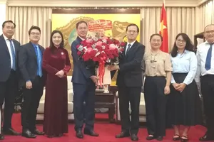 阮成忠同志祝贺中国国庆77周年纪念。图:明珠