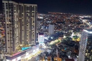 商业住宅和旅游项目点亮芽庄夜间城市景观。图自越通社