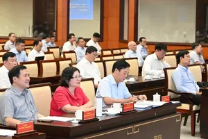 9月29日上午，代表出席党中央政治局若干《决议》和《指示》贯彻落实会议。图:越勇