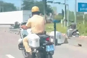 同奈市交警开道将孕妇送往医院急救。来源：同奈市交警