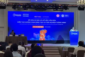 胡志明市文体厅副厅长阮明日发表研讨会主旨讲话。