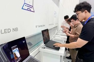 参观者体验BOE Vietnam的技术产品。图自sggp.org