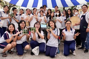 胡志明市安庆坊陈大义高中专校学生参加班级间的交流互助活动。图: 秋心
