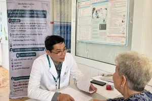 115人民医院医生为市民做体检。