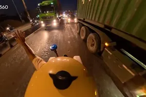 交警为送至医院急救的车辆开道。图:PC08