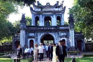 巴拿马共和国总统何塞·劳尔·穆利诺及夫人10月6日上午参观文庙——国子监。 图自越通社