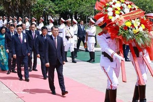 抵达瓦岱国际机场后，政府总理黎明兴及越南高级代表团随即前往首都万象无名烈士纪念碑敬献花圈。图自越通社