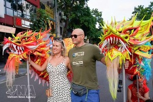 “五洲色彩”街头节在还剑湖步行街举行，吸引了众多民众和国际游客参加。图自越通社