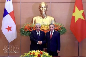 越南党中央总书记、国家主席苏林与巴拿马共和国总统穆利诺。图自越通社
