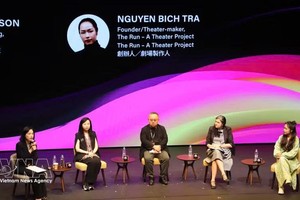 导演、剧场艺术家阮碧茶（右一）——独立剧场项目“The Run - A Theatre Project”创始人进行现场交流。图自越通社