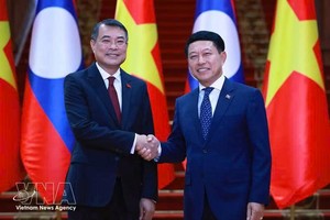 越南政府总理黎明兴与老挝政府总理沙伦赛·贡玛西。图自越通社